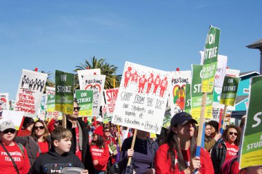 Oakland, Ca - 22 Şubat 2019 Oakland öğretmenleri Defrethe Park 'ta 2. gün grev yapıp şehir merkezine yürüdüler. Daha küçük sınıflar ve daha büyük maaş çekleri için savaşıyorlar..
