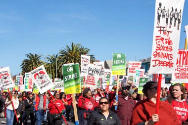 Oakland, Ca - 22 Şubat 2019 Oakland öğretmenleri Defrethe Park 'ta 2. gün grev yapıp şehir merkezine yürüdüler. Daha küçük sınıflar ve daha büyük maaş çekleri için savaşıyorlar..