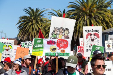 Oakland, Ca - 22 Şubat 2019 Oakland öğretmenleri Defrethe Park 'ta 2. gün grev yapıp şehir merkezine yürüdüler. Daha küçük sınıflar ve daha büyük maaş çekleri için savaşıyorlar..