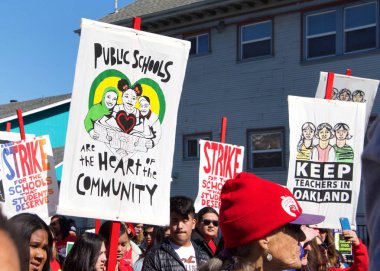 Oakland, Ca - 22 Şubat 2019 Oakland öğretmenleri Defrethe Park 'ta 2. gün grev yapıp şehir merkezine yürüdüler. Daha küçük sınıflar ve daha büyük maaş çekleri için savaşıyorlar..
