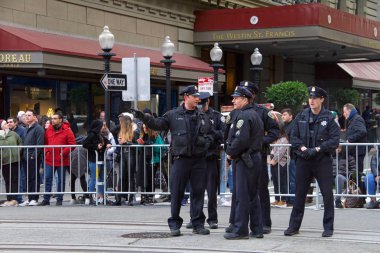 San Francisco, Ca - 23 Şubat 2019: Çin Yeni Yıl Geçit Töreni sırasında dünyanın en büyük 10 geçit töreninden biri olarak adlandırılan polis, Asya dışındaki türünün en büyük kutlamasıdır.