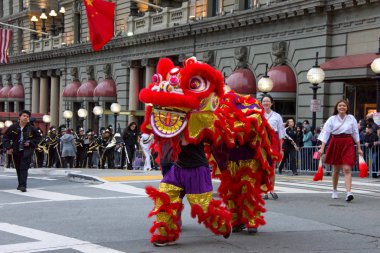 San Francisco, Ca - 23 Şubat 2019: Çin Yeni Yıl Geçit Töreni 'nin kimliği belirsiz katılımcıları, Asya dışındaki türünün en büyük kutlamalarından biri olarak adlandırılıyor.