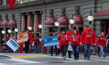 San Francisco, Ca - 23 Şubat 2019: Çin Yeni Yıl Geçit Töreni 'nin kimliği belirsiz katılımcıları, Asya dışındaki türünün en büyük kutlamalarından biri olarak adlandırılıyor.