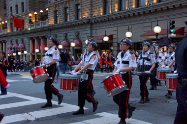 San Francisco, Ca - 23 Şubat 2019: Çin Yeni Yıl Geçit Töreni 'nin kimliği belirsiz katılımcıları, Asya dışındaki türünün en büyük kutlamalarından biri olarak adlandırılıyor.
