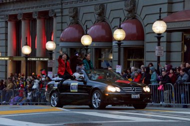 San Francisco, Ca - 23 Şubat 2019: Dünyanın en iyi 10 geçit töreninden biri olarak adlandırılan Çin Yeni Yıl Geçidi 'nde Norman Yee Asya dışındaki türünün en büyük kutlamasıdır.