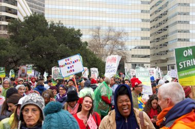 Oakland, Ca - 25 Şubat 2019 Oakland öğretmen grevinin 3. günü Frank Ogawa Plaza 'da düzenlenen mitingde kimliği belirsiz katılımcılar. Daha küçük sınıflar ve daha büyük maaş çekleri için savaşıyorlar..