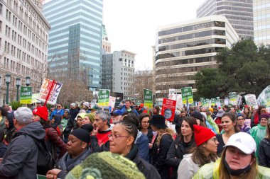 Oakland, Ca - 25 Şubat 2019 Oakland öğretmen grevinin 3. günü Frank Ogawa Plaza 'da düzenlenen mitingde kimliği belirsiz katılımcılar. Daha küçük sınıflar ve daha büyük maaş çekleri için savaşıyorlar..
