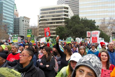 Oakland, Ca - 25 Şubat 2019 Oakland öğretmen grevinin 3. günü Frank Ogawa Plaza 'da düzenlenen mitingde kimliği belirsiz katılımcılar. Daha küçük sınıflar ve daha büyük maaş çekleri için savaşıyorlar..