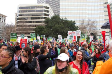 Oakland, Ca - 25 Şubat 2019 Oakland öğretmen grevinin 3. günü Frank Ogawa Plaza 'da düzenlenen mitingde kimliği belirsiz katılımcılar. Daha küçük sınıflar ve daha büyük maaş çekleri için savaşıyorlar..
