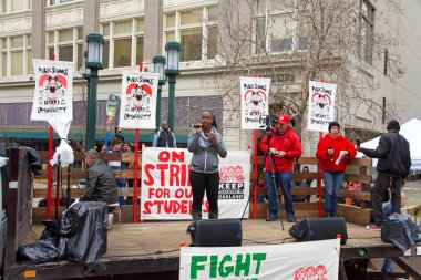 Oakland, Ca - 25 Şubat 2019 Oakland öğretmen grevinin 3. günü Frank Ogawa Plaza 'da düzenlenen mitingde kimliği belirsiz katılımcılar. Daha küçük sınıflar ve daha büyük maaş çekleri için savaşıyorlar..