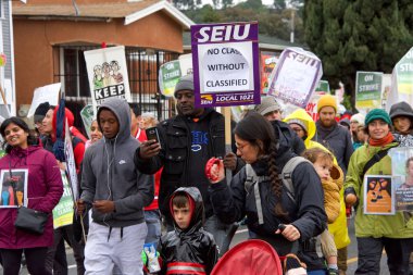 Oakland, Ca - 26 Şubat 2019: Oakland 'daki öğretmenler 98. caddeden Kökler Akademisi' ne yürüdükleri gün grev yaptılar. Daha küçük sınıflar ve daha büyük maaş çekleri için savaşıyorlar..