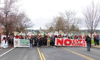 Oakland, Ca - 26 Şubat 2019: Oakland 'daki öğretmenler 98. caddeden Kökler Akademisi' ne yürüdükleri gün grev yaptılar. Daha küçük sınıflar ve daha büyük maaş çekleri için savaşıyorlar..