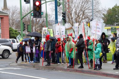 Oakland, Ca - 26 Şubat 2019: Oakland 'daki öğretmenler 4 gün grev yaparak Uluslararası Kökler Akademisi' ne yürüdüler. Daha küçük sınıflar ve daha büyük maaş çekleri için savaşıyorlar..