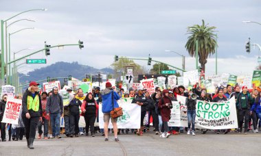 Oakland, Ca - 26 Şubat 2019: Oakland 'daki öğretmenler 4 gün grev yaparak Uluslararası Kökler Akademisi' ne yürüdüler. Daha küçük sınıflar ve daha büyük maaş çekleri için savaşıyorlar..