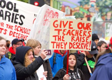 Oakland, Ca - 26 Şubat 2019: Oakland 'daki öğretmenler 98. caddeden Kökler Akademisi' ne yürüdükleri gün grev yaptılar. Daha küçük sınıflar ve daha büyük maaş çekleri için savaşıyorlar..