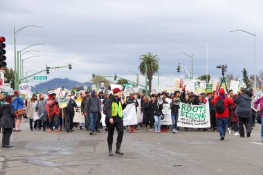 Oakland, Ca - 26 Şubat 2019: Oakland 'daki öğretmenler 4 gün grev yaparak Uluslararası Kökler Akademisi' ne yürüdüler. Daha küçük sınıflar ve daha büyük maaş çekleri için savaşıyorlar..