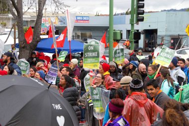 Oakland, Ca - 26 Şubat 2019: Oakland 'daki öğretmenler 98. caddeden Kökler Akademisi' ne yürüdükleri gün grev yaptılar. Daha küçük sınıflar ve daha büyük maaş çekleri için savaşıyorlar..