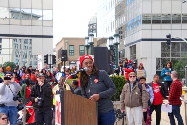 Oakland, Ca - 28 Şubat 2019 Oakland öğretmen grevinin 6. günü Frank Ogawa Plaza 'da düzenlenen mitingde kimliği belirsiz katılımcılar. Daha küçük sınıflar ve daha büyük maaş çekleri için savaşıyorlar..
