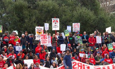 Oakland, Ca - 28 Şubat 2019 Oakland öğretmen grevinin 6. günü Frank Ogawa Plaza 'da düzenlenen mitingde kimliği belirsiz katılımcılar. Daha küçük sınıflar ve daha büyük maaş çekleri için savaşıyorlar..