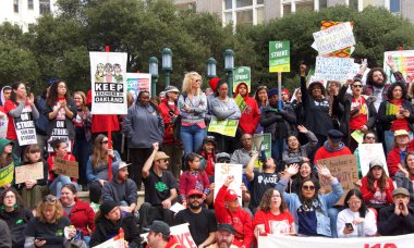 Oakland, Ca - 28 Şubat 2019 Oakland öğretmen grevinin 6. günü Frank Ogawa Plaza 'da düzenlenen mitingde kimliği belirsiz katılımcılar. Daha küçük sınıflar ve daha büyük maaş çekleri için savaşıyorlar..