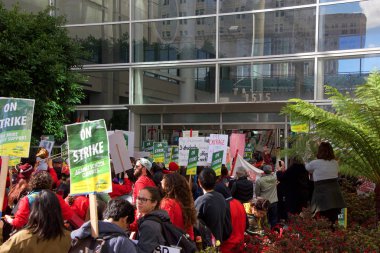 Oakland, Ca - 28 Şubat 2019 Oakland öğretmen grevinin 6. günü Frank Ogawa Plaza 'da düzenlenen mitingde kimliği belirsiz katılımcılar. Daha küçük sınıflar ve daha büyük maaş çekleri için savaşıyorlar..
