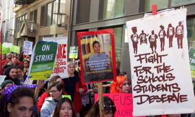 Oakland, Ca - 28 Şubat 2019 Oakland öğretmen grevinin altıncı günü Frank Ogawa Plaza 'da eyalet binasında yürüyüş yapan kimliği belirsiz katılımcılar. Daha küçük sınıflar ve daha büyük maaş çekleri için savaşıyorlar..