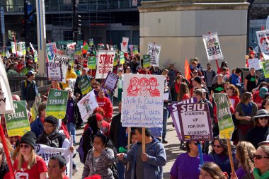 Oakland, Ca - 28 Şubat 2019 Oakland öğretmen grevinin altıncı günü Frank Ogawa Plaza 'da eyalet binasında yürüyüş yapan kimliği belirsiz katılımcılar. Daha küçük sınıflar ve daha büyük maaş çekleri için savaşıyorlar..