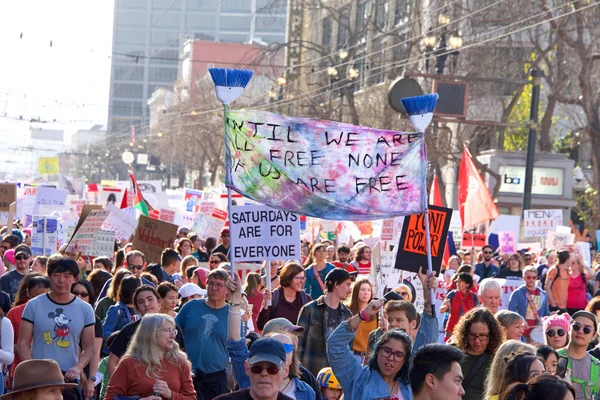 San Francisco, Ca - 19 Ocak 2019 Kadınlar Yürüyüşü 'nün kimliği belirsiz katılımcıları. Bu yılın teması 