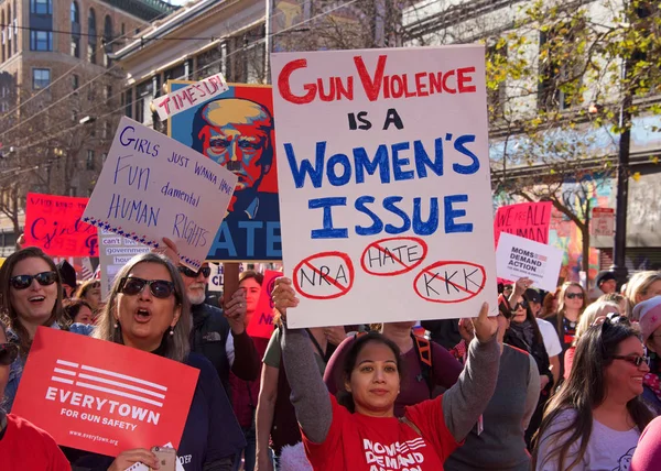 2018年1月20日 旧金山 女子大游行中身份不明的参与者 其目的是让所有人参与并增强其权能 以支持妇女权利 并鼓励在2018年选举中投票 — 图库照片
