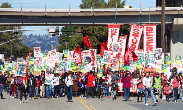 Oakland, Ca - 22 Şubat 2019 Oakland öğretmenleri Defrethe Park 'ta 2. gün grev yapıp şehir merkezine yürüdüler. Daha küçük sınıflar ve daha büyük maaş çekleri için savaşıyorlar..