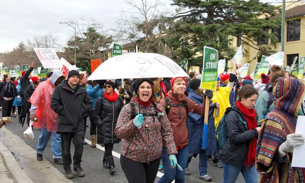 Oakland Лютого 2019 Непізнані Учасники Окленді Страйкують День Маршируючи Вулиці — стокове фото