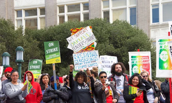 Oakland, Ca - 28 Şubat 2019 Oakland öğretmen grevinin 6. günü Frank Ogawa Plaza 'da düzenlenen mitingde kimliği belirsiz katılımcılar. Daha küçük sınıflar ve daha büyük maaş çekleri için savaşıyorlar..