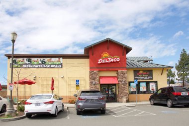 Fairfield, Ca - 27 Mart 2019: Del Taco Restoranlar Şirketi, Amerikan usulü Meksika mutfağı ve hamburger, patates kızartması ve milk shake gibi Amerikan yemekleri üzerine uzmanlaşmış bir fast food restoran zinciri.