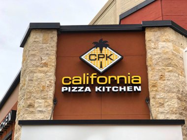 Pleasanton, Ca - 1 Nisan 2019 Kaliforniya Pizza Mutfağı mağazası, tabelayı kapatın. California Pizza Kitchen, yenilikçi ve geleneksel olmayan pizzalarıyla bilinen sıradan bir restoran zinciri..