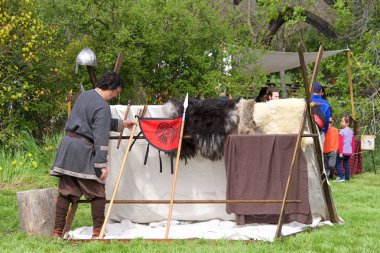 Fairfield, Ca - 6 Nisan 2019: Tartan Festivali 'nin tanımlanamayan katılımcıları, Ardenwood Çiftliği' nde Doğu Körfezi İskoçları tarafından düzenlenen bir İskoç yaşam tarihi festivaline ev sahipliği yaptılar..