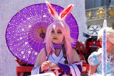 San Francisco, Ca - 21 Nisan 2019: 52. Geleneksel Kiraz Çiçeği Festivali Büyük Geçidi 'nin kimliği belirsiz katılımcıları. Dünyanın en iyi 10 kiraz çiçeği festivalinden biri..