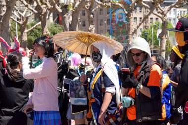 San Francisco, Ca - 21 Nisan 2019: 52. Geleneksel Kiraz Çiçeği Festivali Büyük Geçidi 'nin kimliği belirsiz katılımcıları. Dünyanın en iyi 10 kiraz çiçeği festivalinden biri..