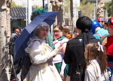 San Francisco, Ca - 21 Nisan 2019: 52. Geleneksel Kiraz Çiçeği Festivali Büyük Geçidi 'nin kimliği belirsiz katılımcıları. Dünyanın en iyi 10 kiraz çiçeği festivalinden biri..