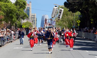 San Francisco, Ca - 21 Nisan 2019: 52. Geleneksel Kiraz Çiçeği Festivali Büyük Geçidi 'nin kimliği belirsiz katılımcıları. Dünyanın en iyi 10 kiraz çiçeği festivalinden biri..