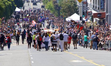 San Francisco, Ca - 21 Nisan 2019: 52. Geleneksel Kiraz Çiçeği Festivali Büyük Geçidi 'nin kimliği belirsiz katılımcıları. Dünyanın en iyi 10 kiraz çiçeği festivalinden biri..