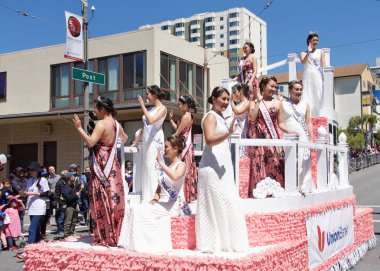San Francisco, Ca - 21 Nisan 2019: 52. Geleneksel Kiraz Çiçeği Festivali Büyük Geçidi 'nin kimliği belirsiz katılımcıları. Dünyanın en iyi 10 kiraz çiçeği festivalinden biri..
