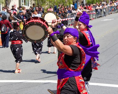 San Francisco, Ca - 21 Nisan 2019: 52. Geleneksel Kiraz Çiçeği Festivali Büyük Geçidi 'nin kimliği belirsiz katılımcıları. Dünyanın en iyi 10 kiraz çiçeği festivalinden biri..