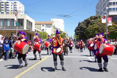 San Francisco, Ca - 21 Nisan 2019: 52. Geleneksel Kiraz Çiçeği Festivali Büyük Geçidi 'nin kimliği belirsiz katılımcıları. Dünyanın en iyi 10 kiraz çiçeği festivalinden biri..