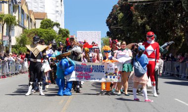 San Francisco, Ca - 21 Nisan 2019: 52. Geleneksel Kiraz Çiçeği Festivali Büyük Geçidi 'nin kimliği belirsiz katılımcıları. Dünyanın en iyi 10 kiraz çiçeği festivalinden biri..
