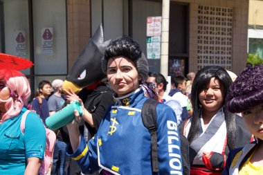 San Francisco, Ca - 21 Nisan 2019: 52. Geleneksel Kiraz Çiçeği Festivali Büyük Geçidi 'nin kimliği belirsiz katılımcıları. Dünyanın en iyi 10 kiraz çiçeği festivalinden biri..