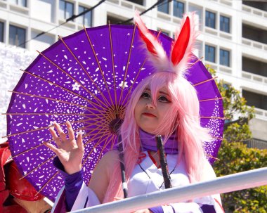 San Francisco, Ca - 21 Nisan 2019: 52. Geleneksel Kiraz Çiçeği Festivali Büyük Geçidi 'nin kimliği belirsiz katılımcıları. Dünyanın en iyi 10 kiraz çiçeği festivalinden biri..