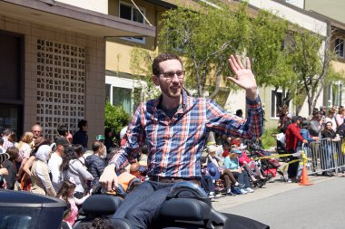 San Francisco, Ca - 21 Nisan 2019: 52. geleneksel Kiraz Çiçeği Festivali Büyük Geçidi 'ne Senatör Scott Wiener da katıldı. Dünyanın en iyi 10 kiraz çiçeği festivalinden biri..