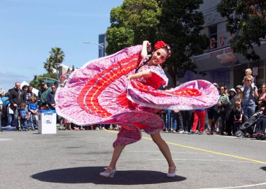 San Francisco, Ca - Mayıs 04, 2019: Mission Civarı Merkezleri 14. Geleneksel Cinco de Mayo kutlamasında kimliği belirsiz katılımcılar, Meksika ve Latin Amerika kültürlerinin en iyilerini sergilediler..