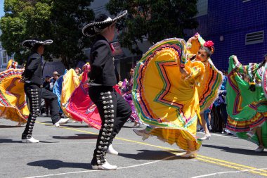 San Francisco, Ca - Mayıs 04, 2019: Mission Civarı Merkezleri 14. Geleneksel Cinco de Mayo kutlamasında kimliği belirsiz katılımcılar, Meksika ve Latin Amerika kültürlerinin en iyilerini sergilediler..
