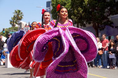 San Francisco, Ca - Mayıs 04, 2019: Mission Civarı Merkezleri 14. Geleneksel Cinco de Mayo kutlamasında kimliği belirsiz katılımcılar, Meksika ve Latin Amerika kültürlerinin en iyilerini sergilediler..